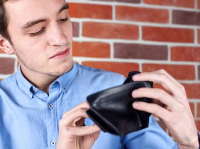 hombre mirando su propia billetera