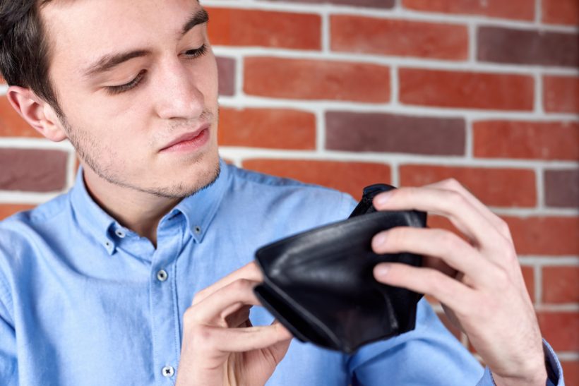 hombre mirando su propia billetera