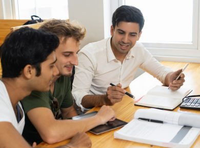grupo de estudiantes reunidos