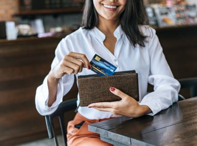 Mujer sonriente con su tarjeta de crédito