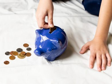 alcancía con monedas en una cama