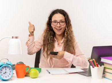 mujer feliz por tener buenos hábitos financieros
