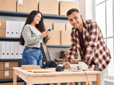 pareja de jóvenes en su emprendimiento