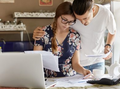pareja de esposos revisando sus finanzas