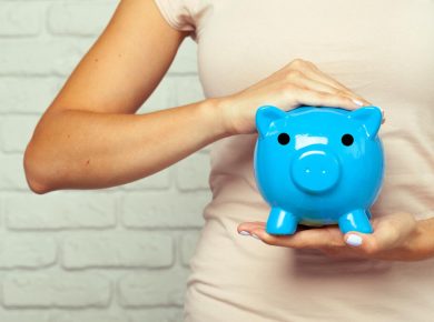 mujer sosteniendo una alcancía de ahorro