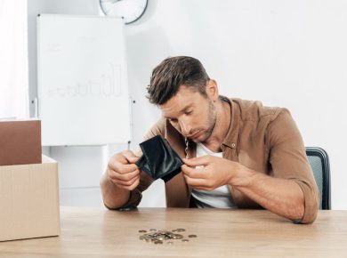 hombre preocupado por la falta de dinero