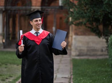 estudiante contento por su graduación