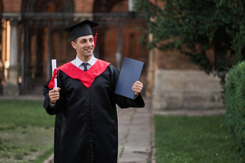 estudiante contento por su graduación
