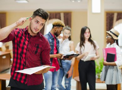 estudiante universitario dubitativo