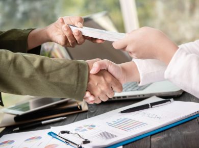 entrega de dinero de una persona a otra