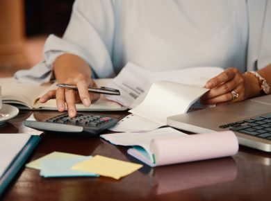 persona revisando con atención sus finanzas