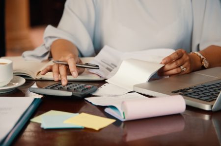 persona revisando con atención sus finanzas