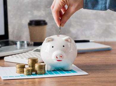 persona colocando dinero en su alcancía