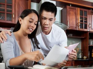 pareja revisando sus finanzas