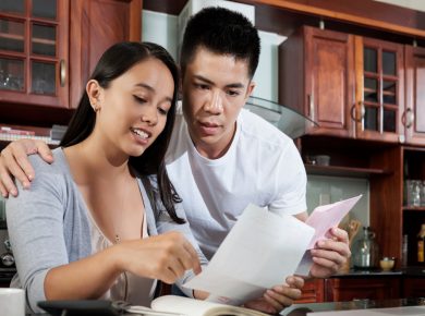 pareja revisando sus finanzas
