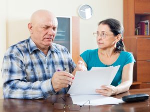 dos adultos mayores revisando la mejor opción para su pensión