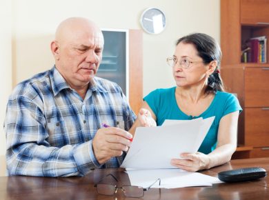 dos adultos mayores revisando la mejor opción para su pensión