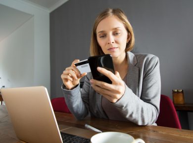 mujer revisando la información de su tarjeta de crédito