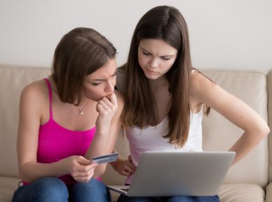 mujeres preocupadas revisando información en su laptop
